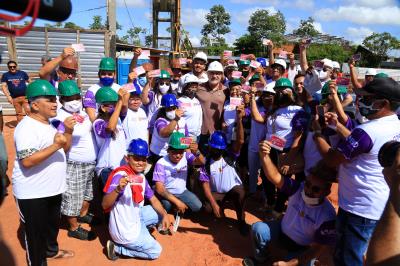 Prefeito e fiscais da Cofis visitam obras de residencial da área do Promaben