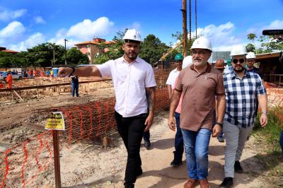 Prefeito e fiscais da Cofis visitam obras de residencial da área do Promaben