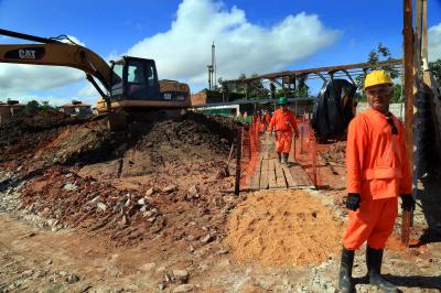 Prefeito e fiscais da Cofis visitam obras de residencial da área do Promaben