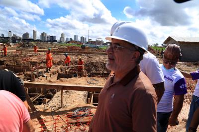 Prefeito e fiscais da Cofis visitam obras de residencial da área do Promaben