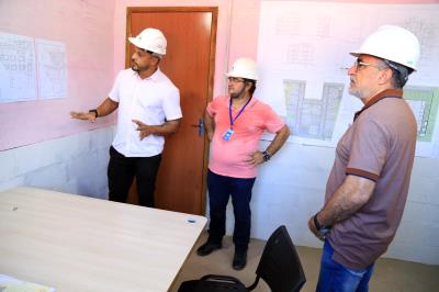 Prefeito e fiscais da Cofis visitam obras de residencial da área do Promaben