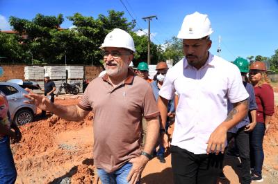 Prefeito e fiscais da Cofis visitam obras de residencial da área do Promaben