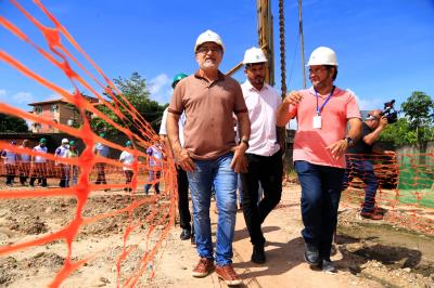 Prefeito e fiscais da Cofis visitam obras de residencial da área do Promaben