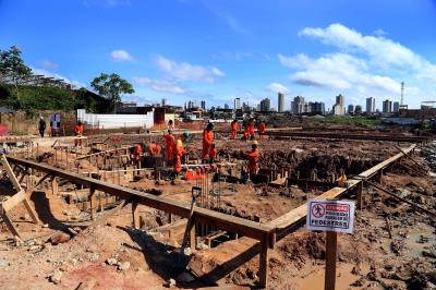 Prefeito e fiscais da Cofis visitam obras de residencial da área do Promaben