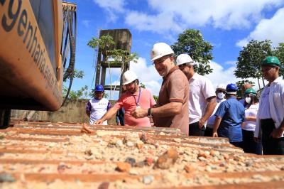 Prefeito e fiscais da Cofis visitam obras de residencial da área do Promaben