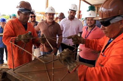 Prefeito e fiscais da Cofis visitam obras de residencial da área do Promaben