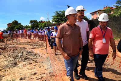 Prefeito e fiscais da Cofis visitam obras de residencial da área do Promaben