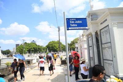 Cemitérios públicos de Belém têm manhã movimentada no Dia de Finados