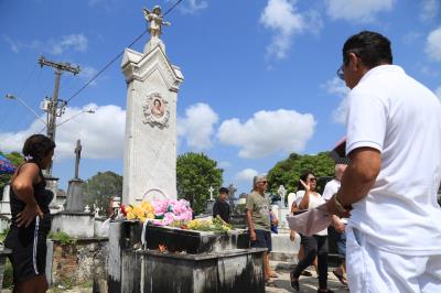 Cemitérios públicos de Belém têm manhã movimentada no Dia de Finados