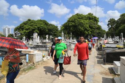 Cemitérios públicos de Belém têm manhã movimentada no Dia de Finados