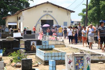 Cemitérios públicos de Belém têm manhã movimentada no Dia de Finados