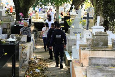 Cemitérios públicos de Belém têm manhã movimentada no Dia de Finados