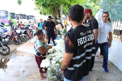 Cemitérios públicos de Belém têm manhã movimentada no Dia de Finados