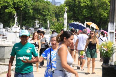 Cemitérios públicos de Belém têm manhã movimentada no Dia de Finados