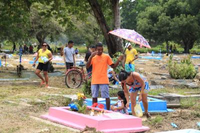 Cemitérios públicos de Belém têm manhã movimentada no Dia de Finados