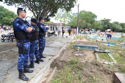Cemitérios públicos de Belém têm manhã movimentada no Dia de Finados