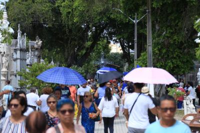 Cemitérios públicos de Belém têm manhã movimentada no Dia de Finados