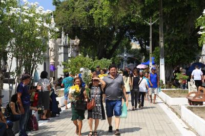 Cemitérios públicos de Belém têm manhã movimentada no Dia de Finados