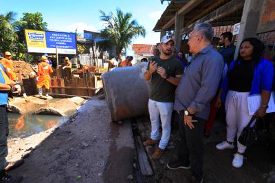 Obras em andamento - Drenagem e pavimentação da rua Augusto Corrêa, no Guamá