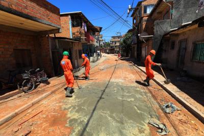 Obras em andamento - Drenagem e pavimentação da rua Augusto Corrêa, no Guamá