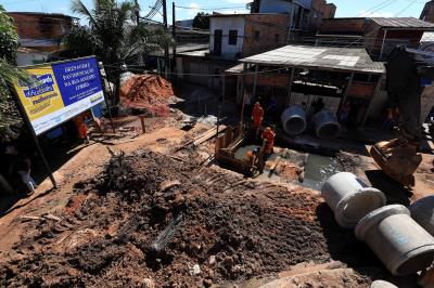 Obras em andamento - Drenagem e pavimentação da rua Augusto Corrêa, no Guamá