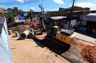 Obras em andamento - Drenagem e pavimentação da rua Augusto Corrêa, no Guamá