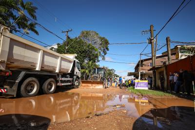 Obras em andamento - Drenagem e pavimentação na Rua Pará, em Icoaraci