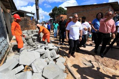 Obras em andamento - Drenagem e pavimentação na passagem Fé em Deus, bairro do Mangueirão