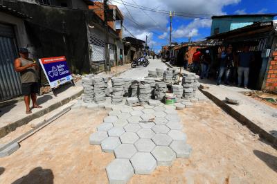Obras em andamento - Drenagem e pavimentação na passagem Fé em Deus, bairro do Mangueirão