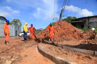 Obras em andamento - Drenagem e pavimentação da rua Presidente Dutra, no Tapanã