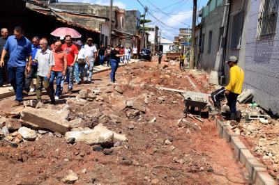 Obras em andamento -Urbanização da Passagem Pio X, no bairro do Marco