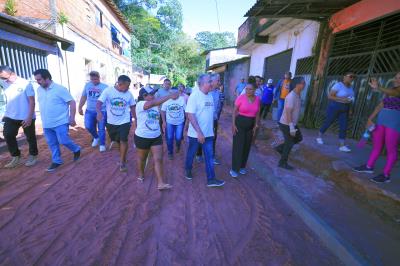 Obras em andamento - Drenagem e pavimentação da Rua Amazonas, em Águas Lindas