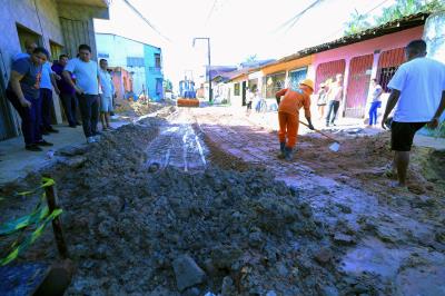 Obras em andamento - Drenagem e pavimentação da Rua Amazonas, em Águas Lindas