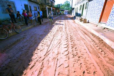 Obras em andamento - Drenagem e pavimentação da Rua Amazonas, em Águas Lindas
