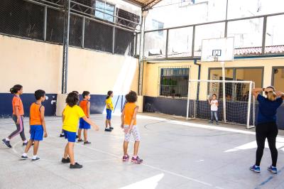 Estudantes são recebidos com escolas revitalizadas e atividades recreativas na rede municipal