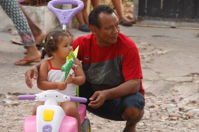 Cultura de paz é tema de desfile escolar infantil no bairro da Pedreira