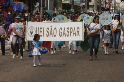 Cultura de paz é tema de desfile escolar infantil no bairro da Pedreira