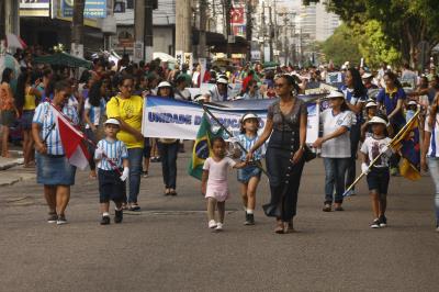 Cultura de paz é tema de desfile escolar infantil no bairro da Pedreira