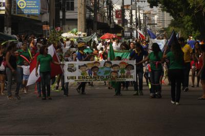 Cultura de paz é tema de desfile escolar infantil no bairro da Pedreira