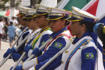Cultura de paz é tema de desfile escolar infantil no bairro da Pedreira