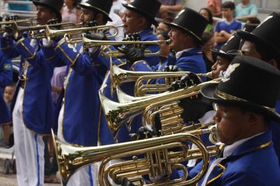 Cultura de paz é tema de desfile escolar infantil no bairro da Pedreira