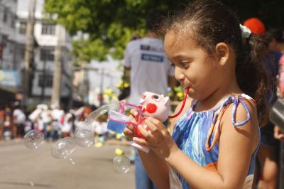Cultura de paz é tema de desfile escolar infantil no bairro da Pedreira