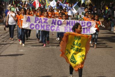 Cultura de paz é tema de desfile escolar infantil no bairro da Pedreira