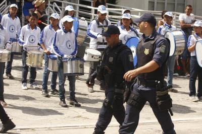 Cultura de paz é tema de desfile escolar infantil no bairro da Pedreira