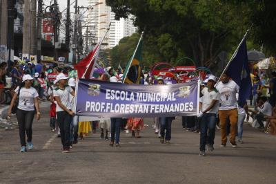 Cultura de paz é tema de desfile escolar infantil no bairro da Pedreira
