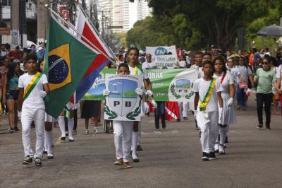 Cultura de paz é tema de desfile escolar infantil no bairro da Pedreira