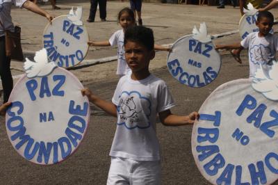Cultura de paz é tema de desfile escolar infantil no bairro da Pedreira