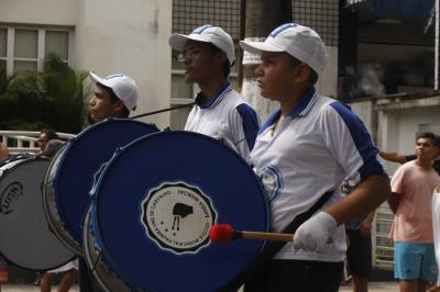 Cultura de paz é tema de desfile escolar infantil no bairro da Pedreira