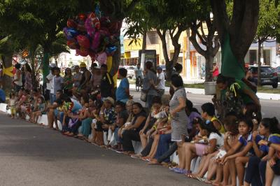Cultura de paz é tema de desfile escolar infantil no bairro da Pedreira