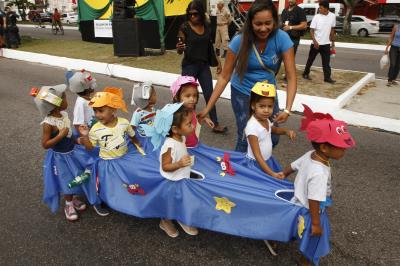 Cultura de paz é tema de desfile escolar infantil no bairro da Pedreira